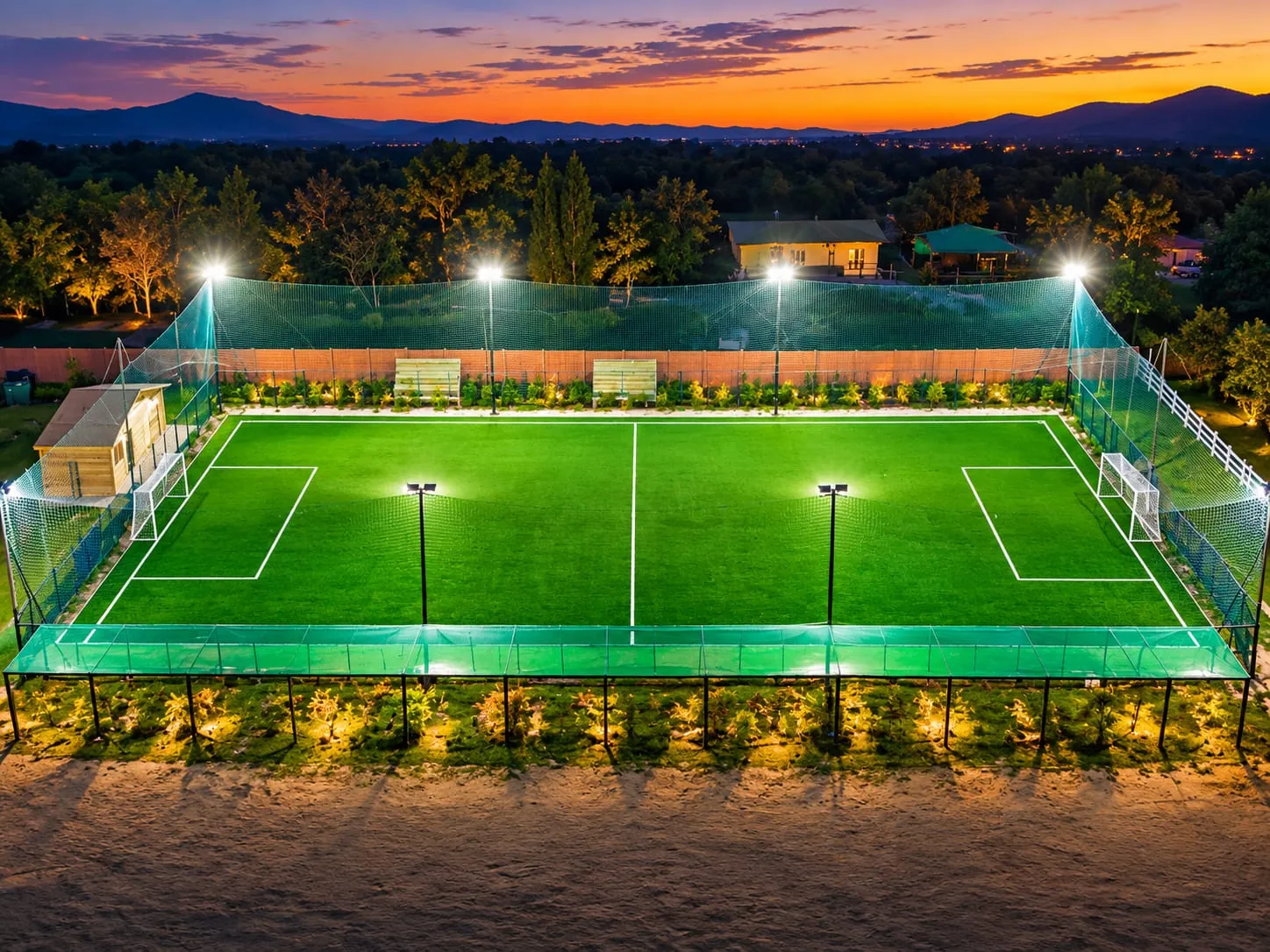 Cancha de pasto sintético iluminada de noche