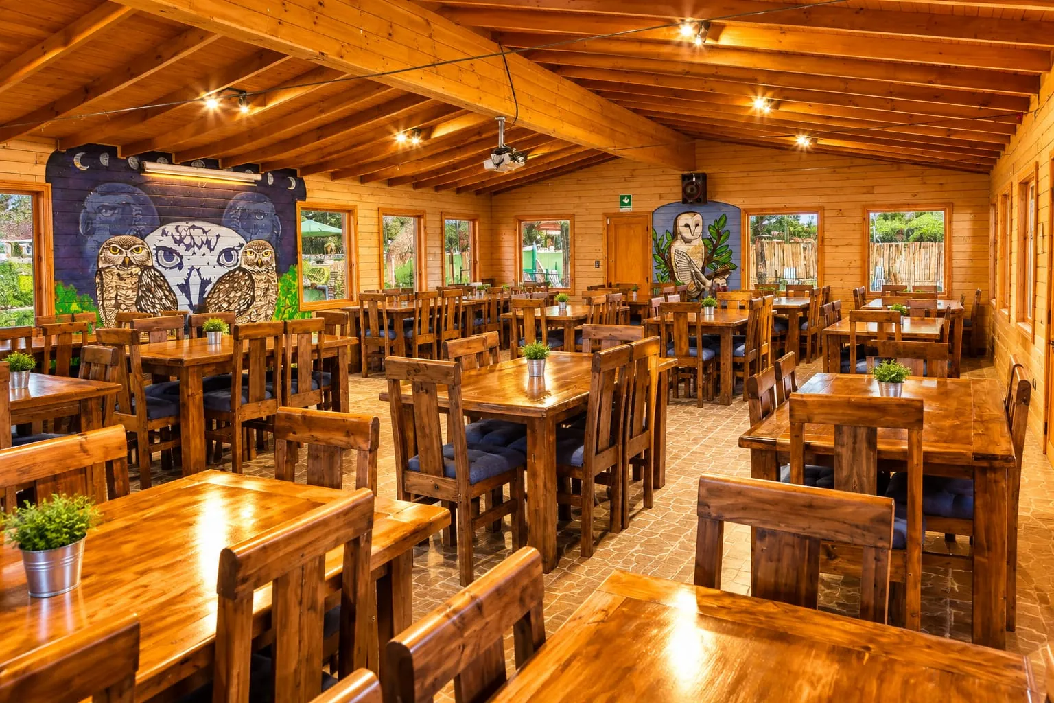 Salón de eventos con mesas de madera