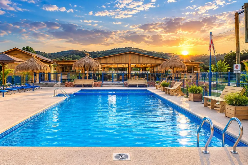 Piscina principal con quinchos al atardecer
